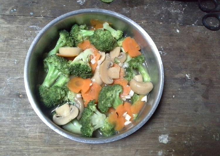 Langkah Mudah untuk Menyiapkan Tumis brokoli+wortel+jamur saus tiram, Lezat