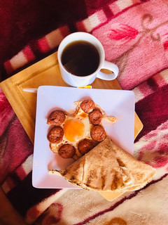 Una foto de Desayuno huevos y longaniza