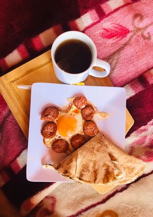 Una foto de Desayuno huevos y longaniza
