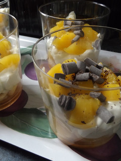Una foto de Postre de plátanos con crema de té Matchá
