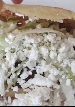 Una foto de Gorditas de chicharrón en comal