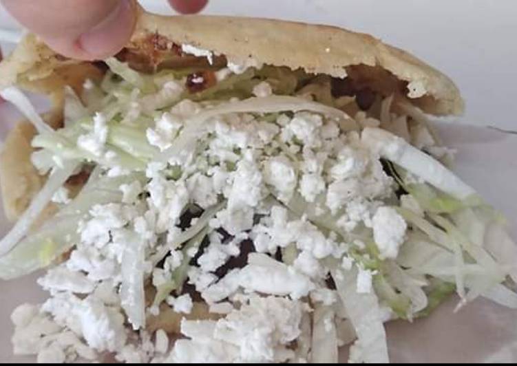 Gorditas de chicharrón en comal