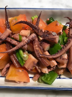 Una foto de Qué te pasó, Calamardo???(ensalada fresca de calamares)