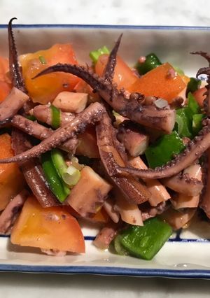 Una foto de Qué te pasó, Calamardo???(ensalada fresca de calamares)