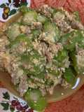 บวบผัดไข่ใส่หมูสับ