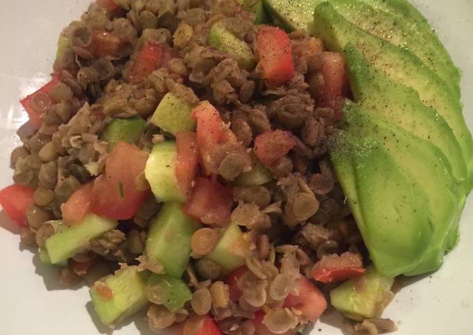 Lentil salad with tomatoes and avocado 😋😋