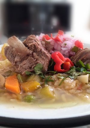 Una foto de Sopa de Res con Arroz y Verduras 👍🇵🇪