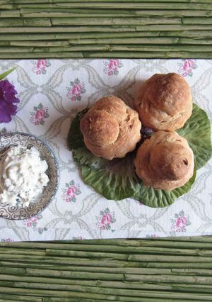 Foto di Briochine con pomodorini secchi e mousse di crescenza al coriandolo