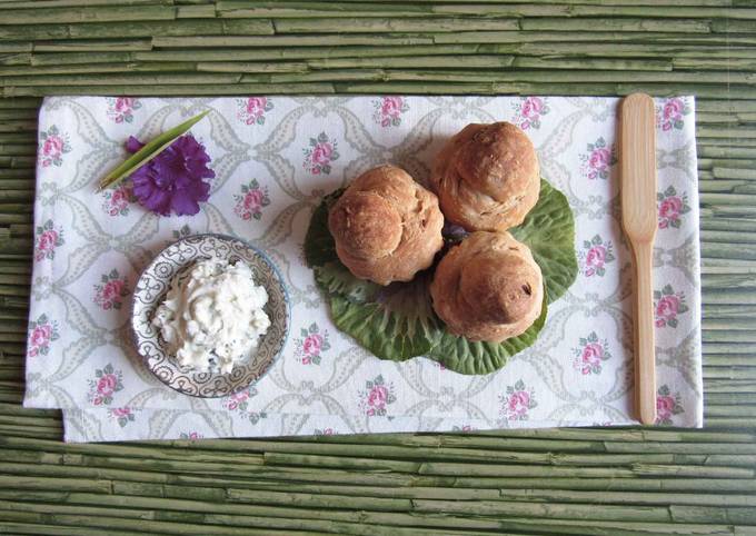 Briochine con pomodorini secchi e mousse di crescenza al coriandolo