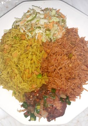 Jollof and fried rice,with pepper chicken and salad ainihin hoton girkin