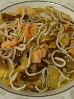 Una foto de Calabacín con setas, salmón ahumado y gulas