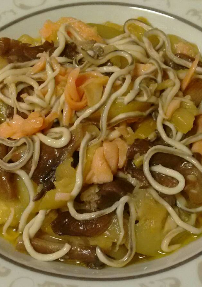 Una foto de Calabacín con setas, salmón ahumado y gulas