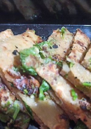ગ્રીન ચીઝ પરાઠા (Green Cheese Paratha Recipe In Gujarati) રેસીપી મુખ્ય ફોટો