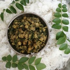 A picture of Palak Dal fry.