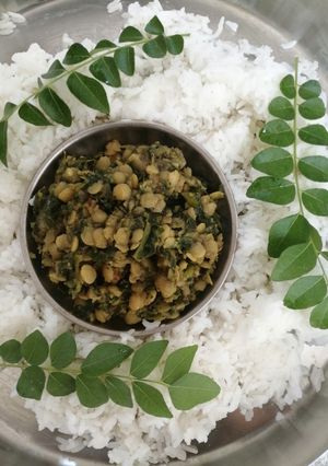 A picture of Palak Dal fry.