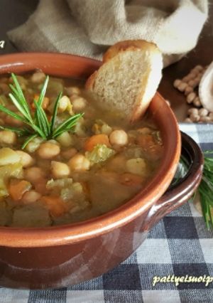 Foto di Zuppa densa di ceci e scarola