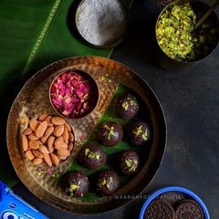 A picture of Coconut Surprise Oreo Laddoos.