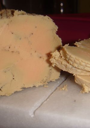 Une photo de Foie gras de canard au torchon (avec truffes pour ceux qui ont eu la chance d’être passés au marché de Sainte-Alvère dans le Périgord !)