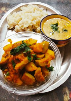 A picture of Aloo parwal ki sabzi.