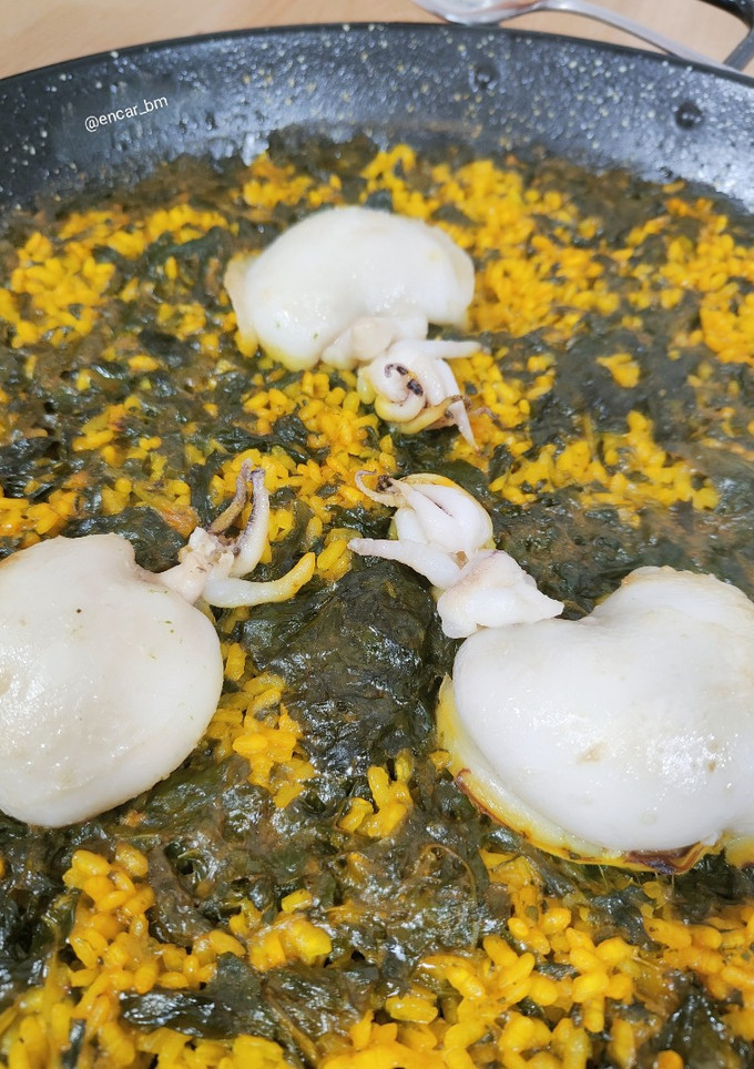 Una foto de Arroz con sepia y espinacas
