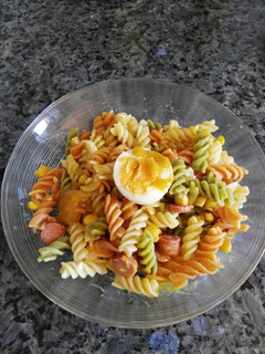 Una foto de Ensalada de pasta y salchichas con salsa de mango