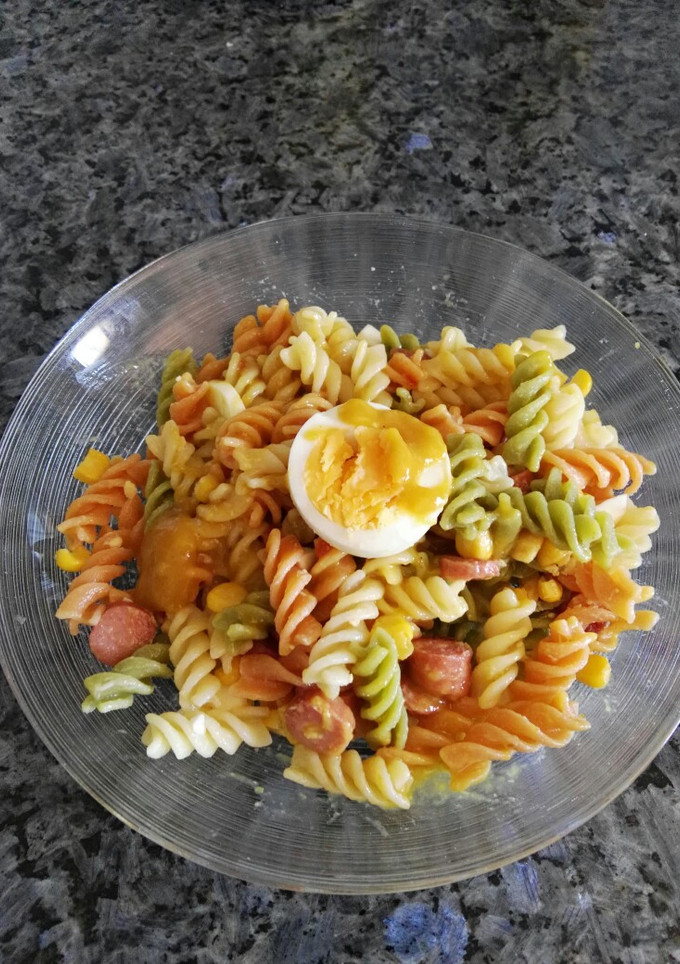 Una foto de Ensalada de pasta y salchichas con salsa de mango