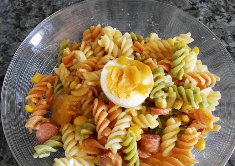 Ensalada de pasta y salchichas con salsa de mango