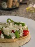 Pita con vegetales crudos, feta & hummus