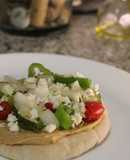 Pita con vegetales crudos, feta & hummus
