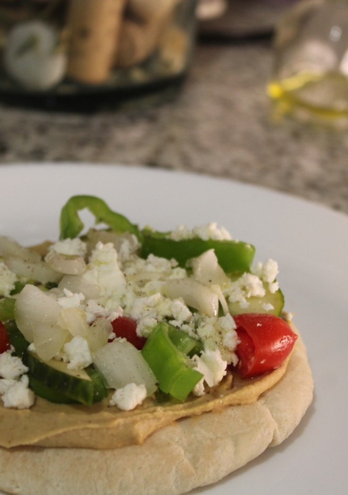 Una foto de Pita con vegetales crudos, feta & hummus