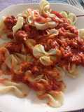 Fideos con salsa de verduras y carne