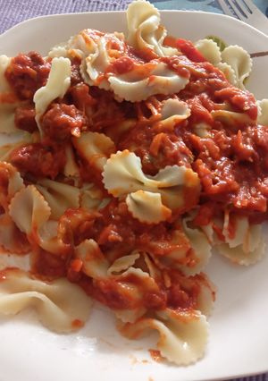 Una foto de Fideos con salsa de verduras y carne