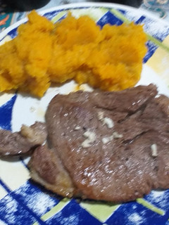 Una foto de Churrasco de cuadril con puré