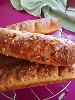 Una foto de Baguettes con chorizo queso parmesano y perejil