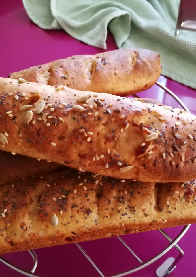 Una foto de Baguettes con chorizo queso parmesano y perejil