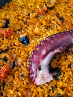 Una foto de Arroz con pulpo y sobrasada ibérica