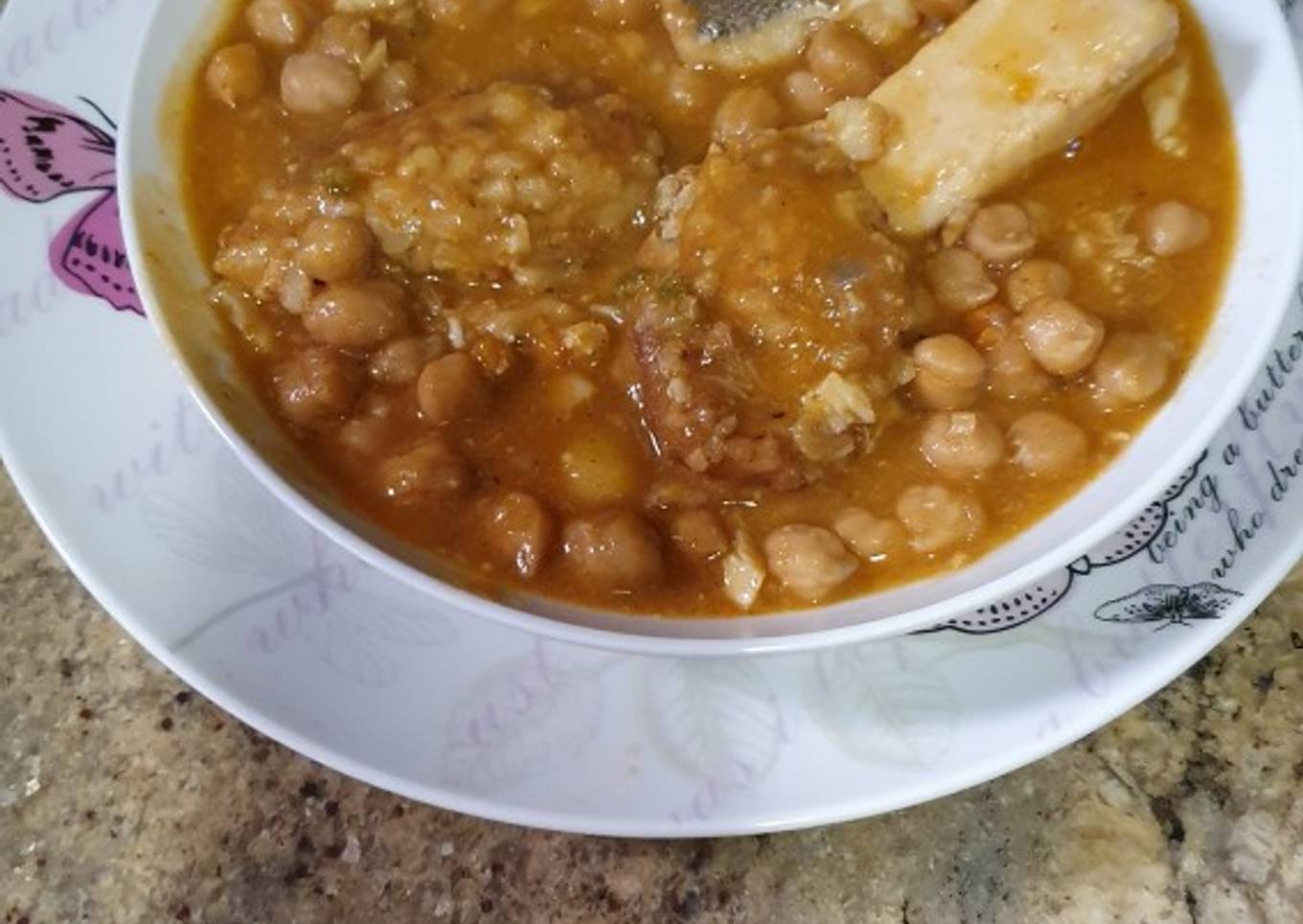Garbanzos con bacalao y albóndigas de arroz