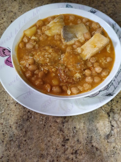 Una foto de Garbanzos con bacalao y albóndigas de arroz