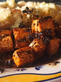Una foto de Tofu al chimichurri
