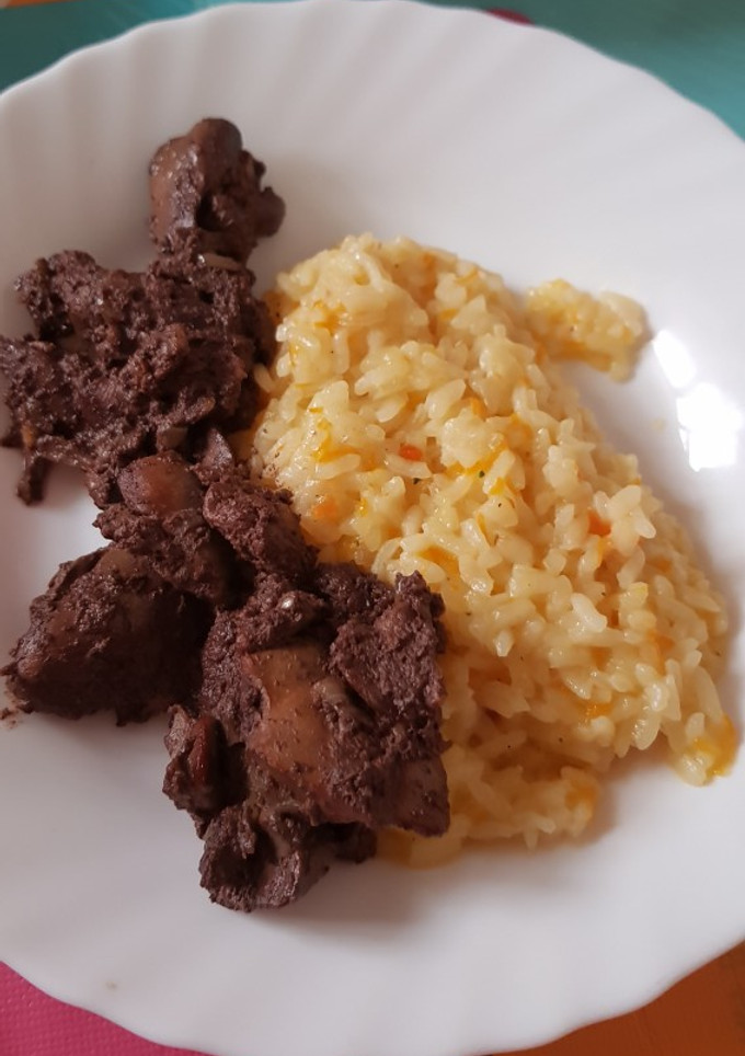 Una foto de Arroz con higaditos de pollo