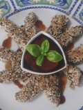 Huevas de pescado con crujiente de sésamo y amaranto con salsa de soja y agridulce