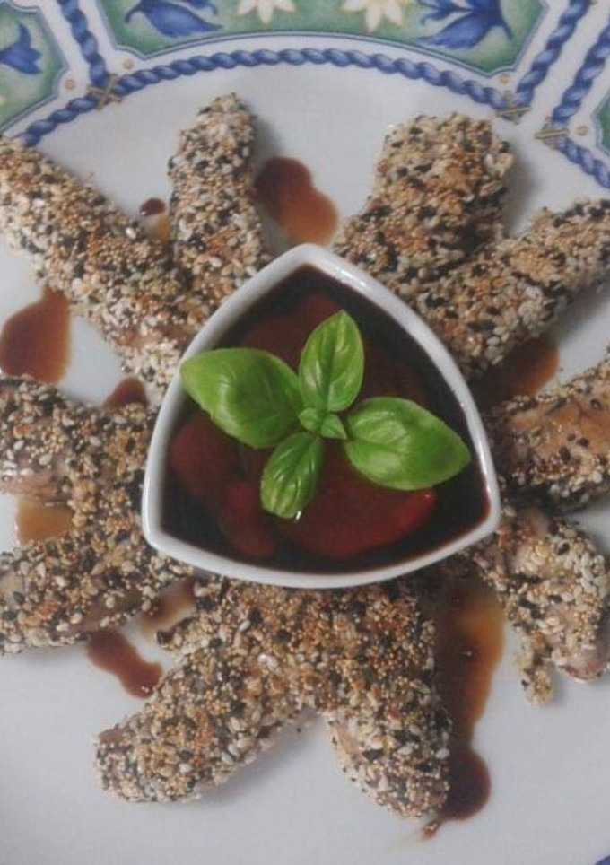 Una foto de Huevas de pescado con crujiente de sésamo y amaranto con salsa de soja y agridulce