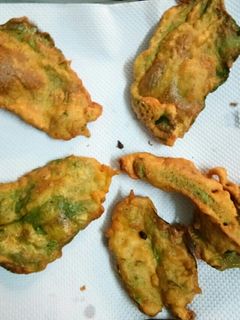 पालक के पकोड़े (Palak ke pakode recipe in hindi) रेसिपी मुख्य फोटो