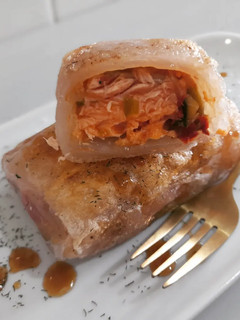 Una foto de Rollitos de salmón y pisto en papel de arroz