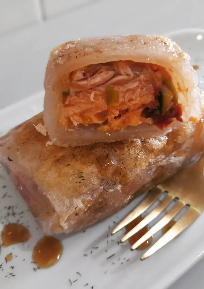 Una foto de Rollitos de salmón y pisto en papel de arroz