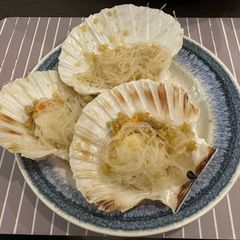 A picture of Steamed Scallop with Garlic and Vermicelli 蒜蓉粉絲蒸扇貝.