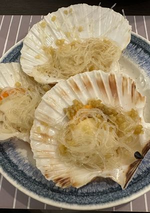 A picture of Steamed Scallop with Garlic and Vermicelli 蒜蓉粉絲蒸扇貝.