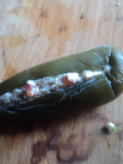 Una foto de Chile jalapeño barroco con requesón de queso de cabra y guacamole. Jalisco México