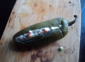 Una foto de Chile jalapeño barroco con requesón de queso de cabra y guacamole. Jalisco México