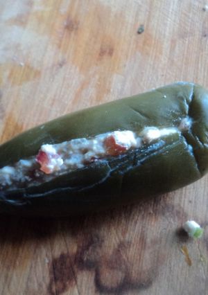 Una foto de Chile jalapeño barroco con requesón de queso de cabra y guacamole. Jalisco México